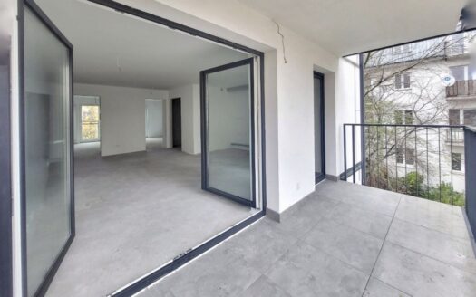 Duży salon, 3 lub 4 pokoje, balkon, kameralnie