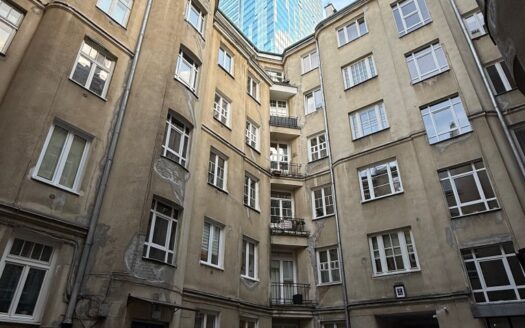 Kawalerka w kamienicy – obok Pałacu Kultury!