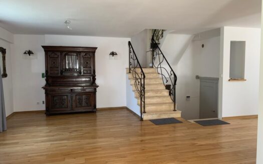 Elegancki dom 6 pokoi z dużym ogrodem