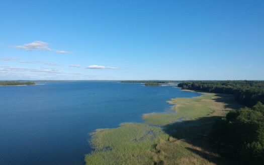 Dom nad jeziorem z własnym brzegiem i pomostem