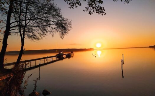Dom nad jeziorem z własnym brzegiem i pomostem