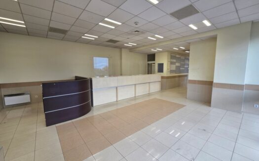 Lokal na I piętrze z własną windą