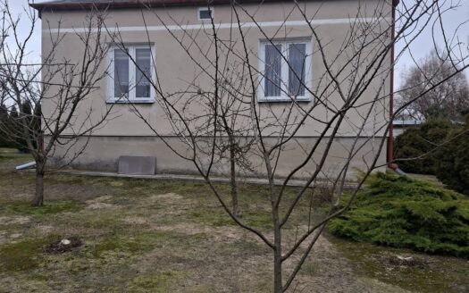 Dom parterowy jednorodzinny na dużej działce.